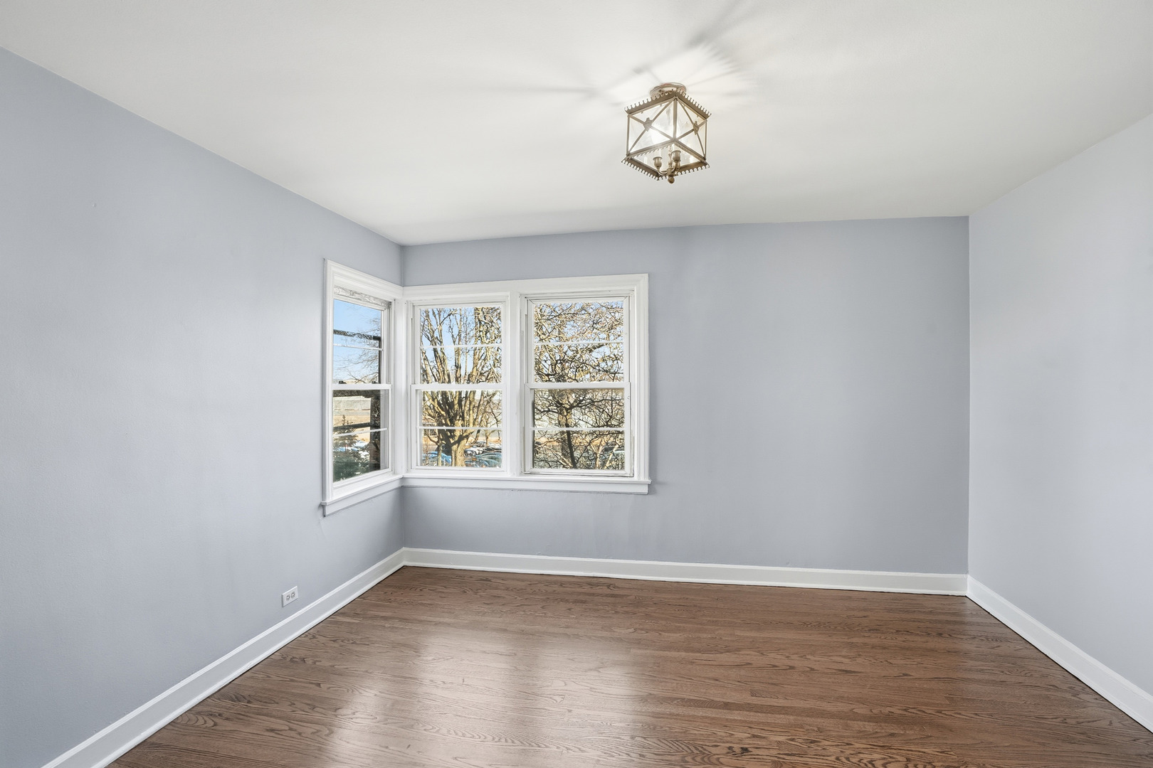 6550 North Ridge Boulevard, Unit 2 Chicago, IL 60626 - Photo 13 of 32 an empty room with wooden floor and windows