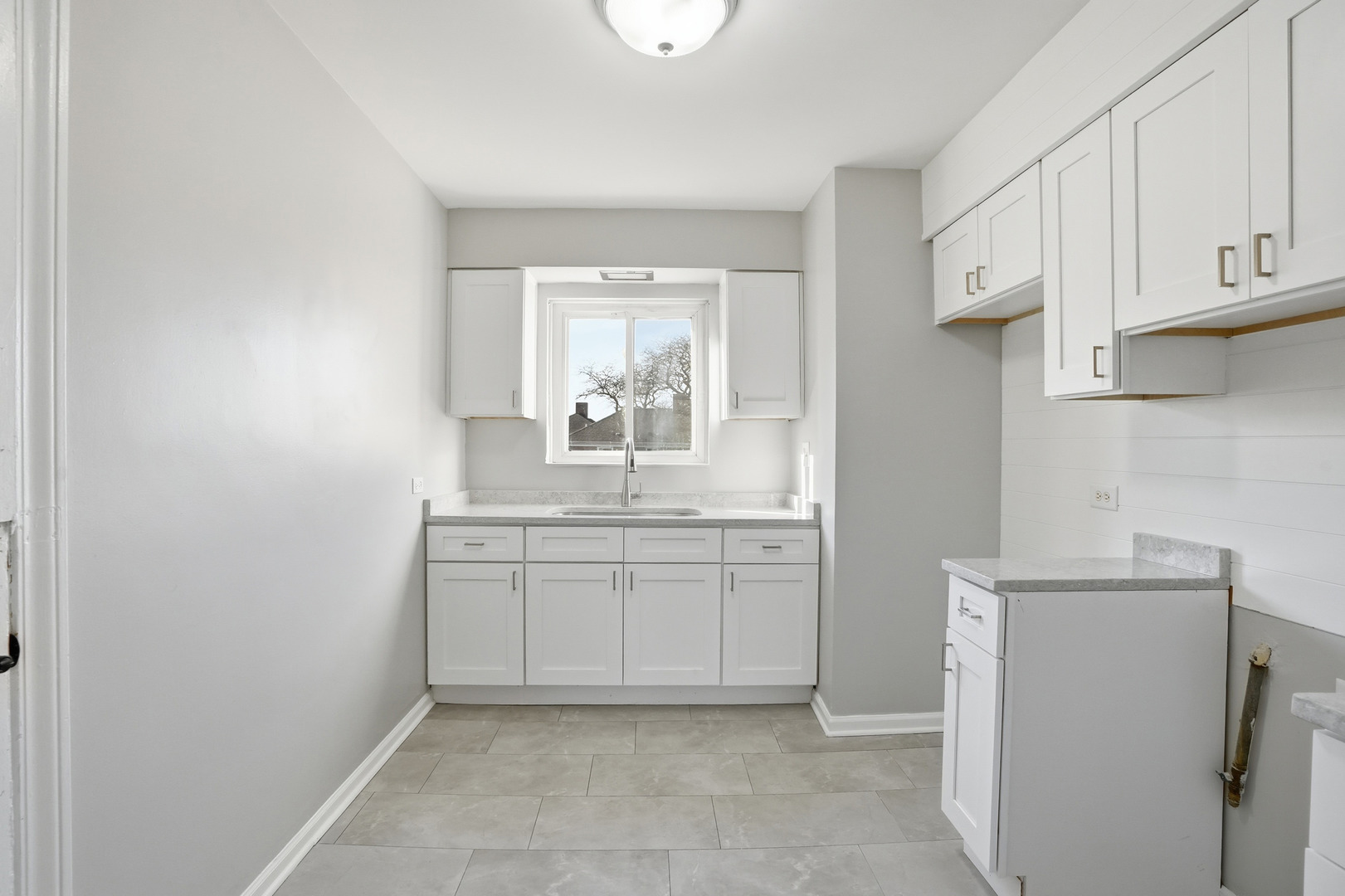 6550 North Ridge Boulevard, Unit 2 Chicago, IL 60626 - Photo 17 of 32 a room with a sink and cabinets