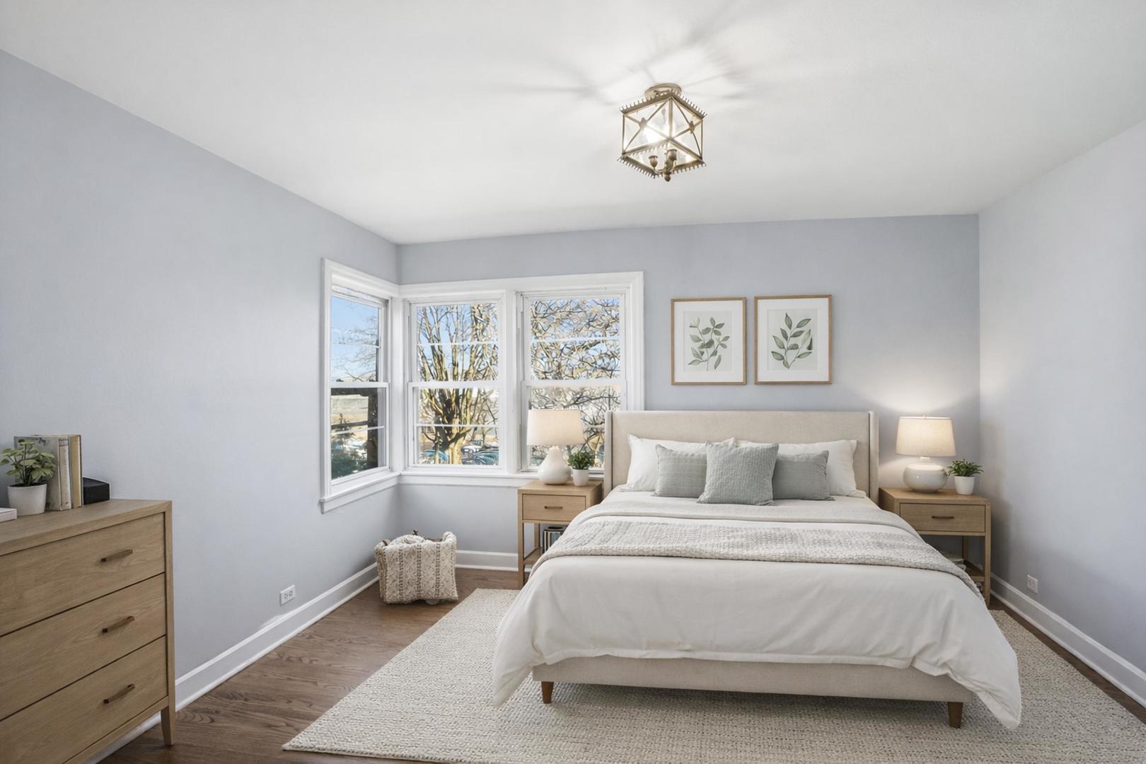 6550 North Ridge Boulevard, Unit 2 Chicago, IL 60626 - Photo 18 of 32 a bedroom with a large bed and a window