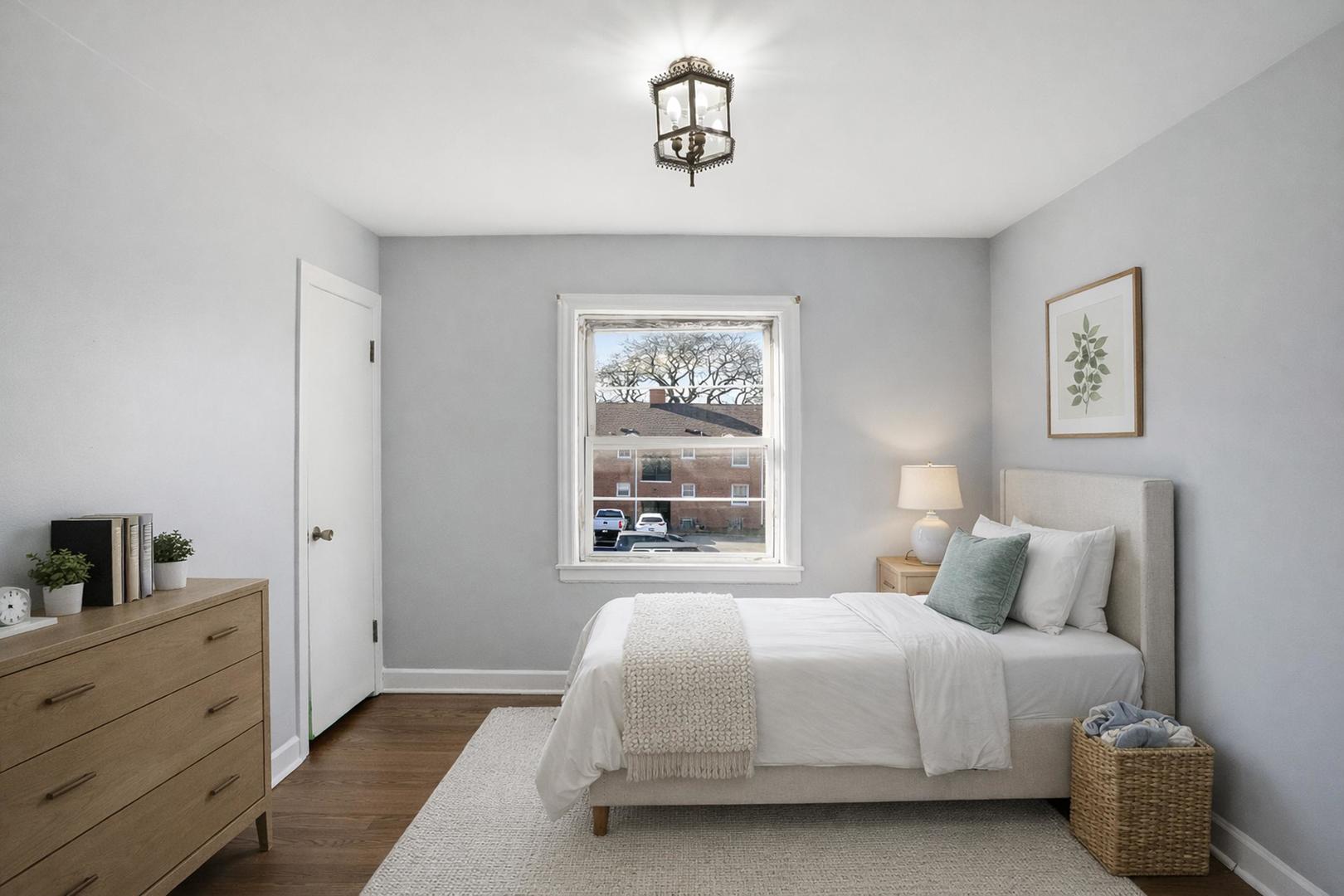 6550 North Ridge Boulevard, Unit 2 Chicago, IL 60626 - Photo 19 of 32 a bedroom with a bed and a window