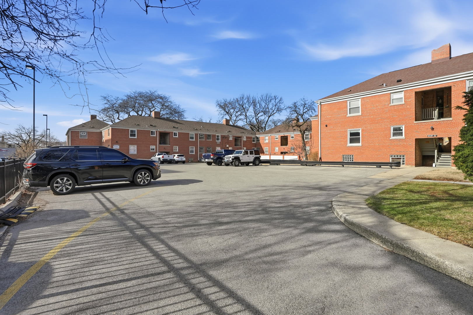 6550 North Ridge Boulevard, Unit 2 Chicago, IL 60626 - Photo 28 of 32 a car parked in front of a building