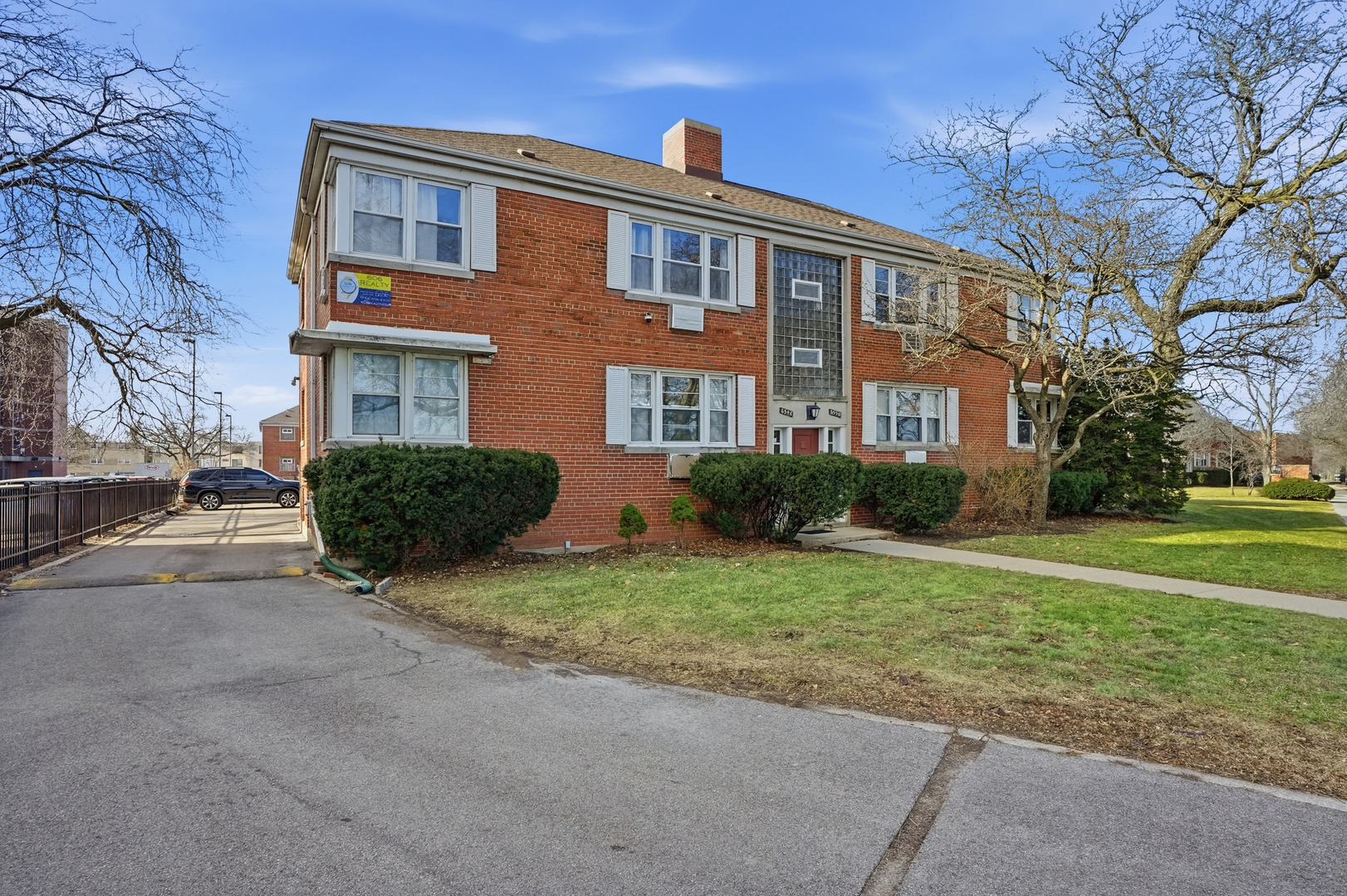 6550 North Ridge Boulevard, Unit 2 Chicago, IL 60626 - Photo 29 of 32 a front view of a house with garden