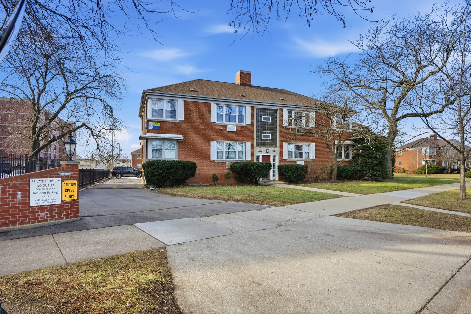 6550 North Ridge Boulevard, Unit 2 Chicago, IL 60626 - Photo 31 of 32 a front view of a building with street