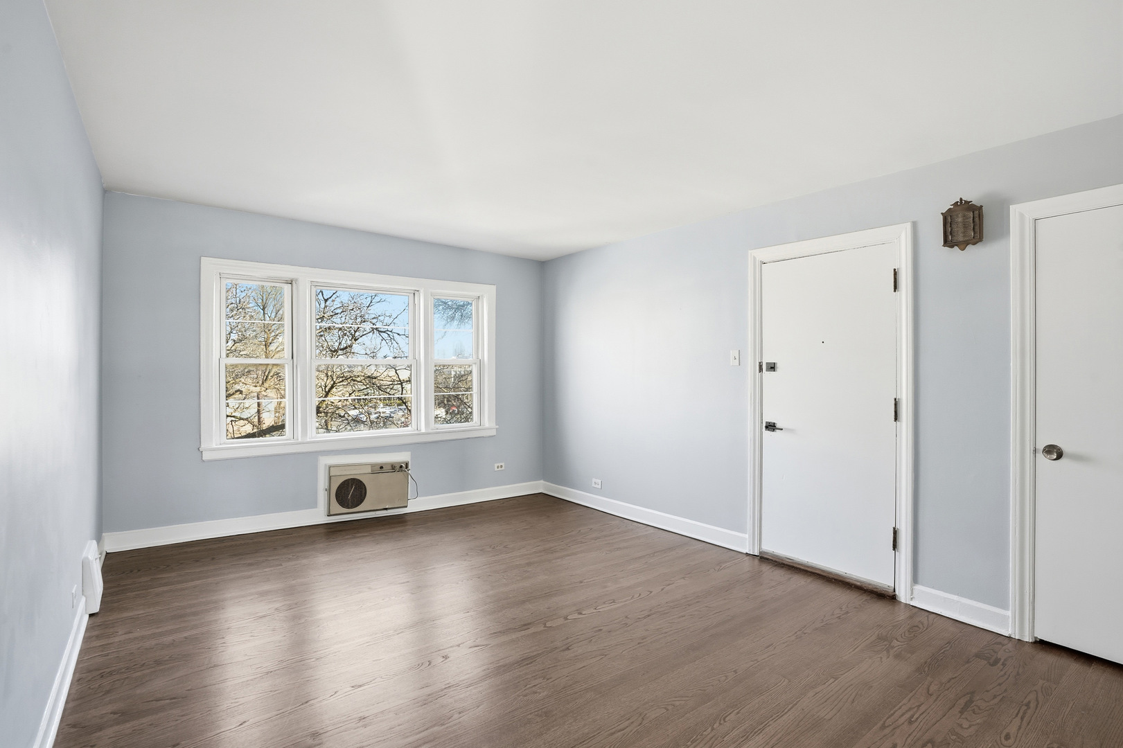 6550 North Ridge Boulevard, Unit 2 Chicago, IL 60626 - Photo 6 of 32 an empty room with wooden floor and window