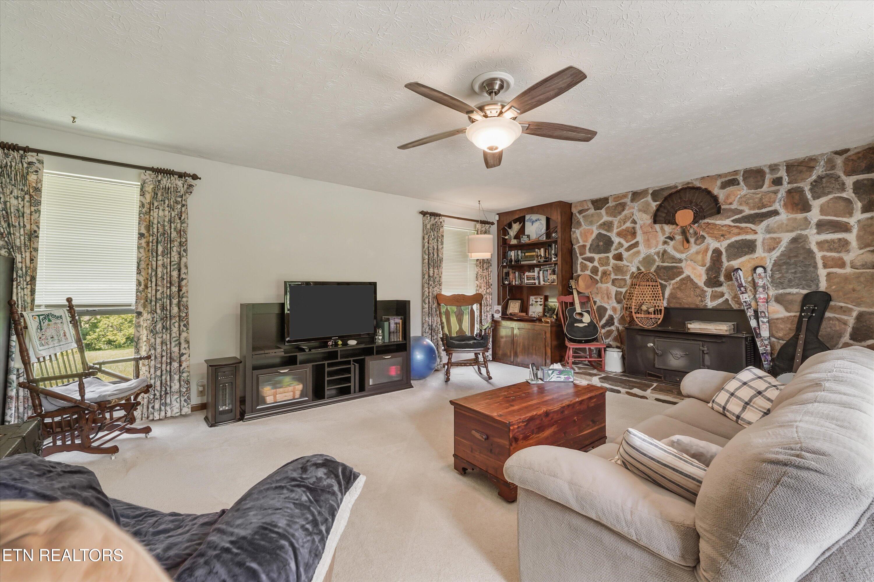 127 Mountain Road Oliver Springs, TN 37840 - Photo 11 of 36 Family Room