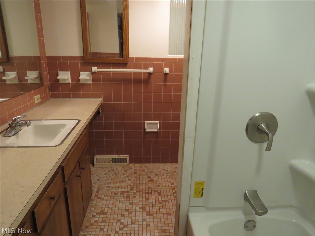 12075 Havana Road Garfield Heights, OH 44125 - Photo 4 of 33