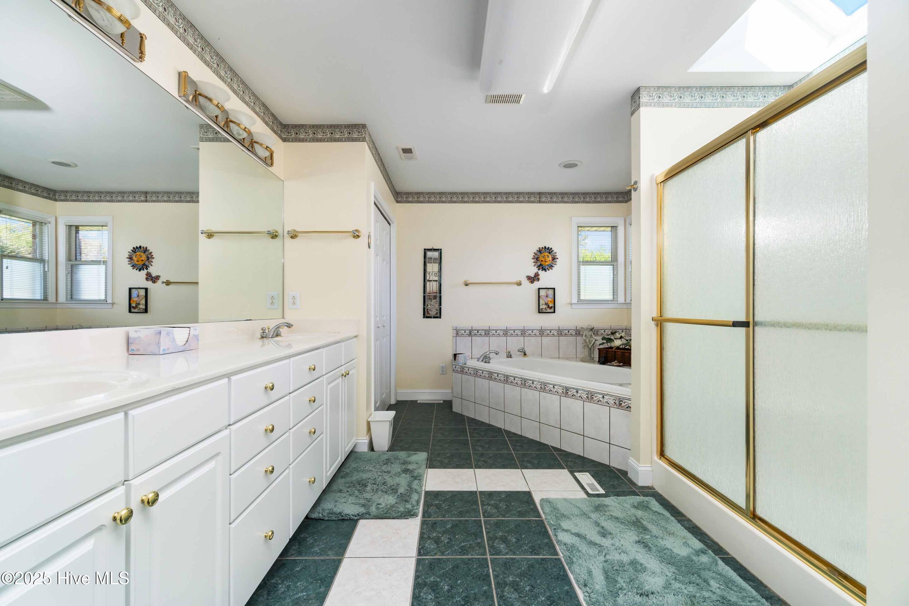 6042 Dolphin Road Oriental, NC 28571 - Photo 29 of 40 029_Master En-suite Bath