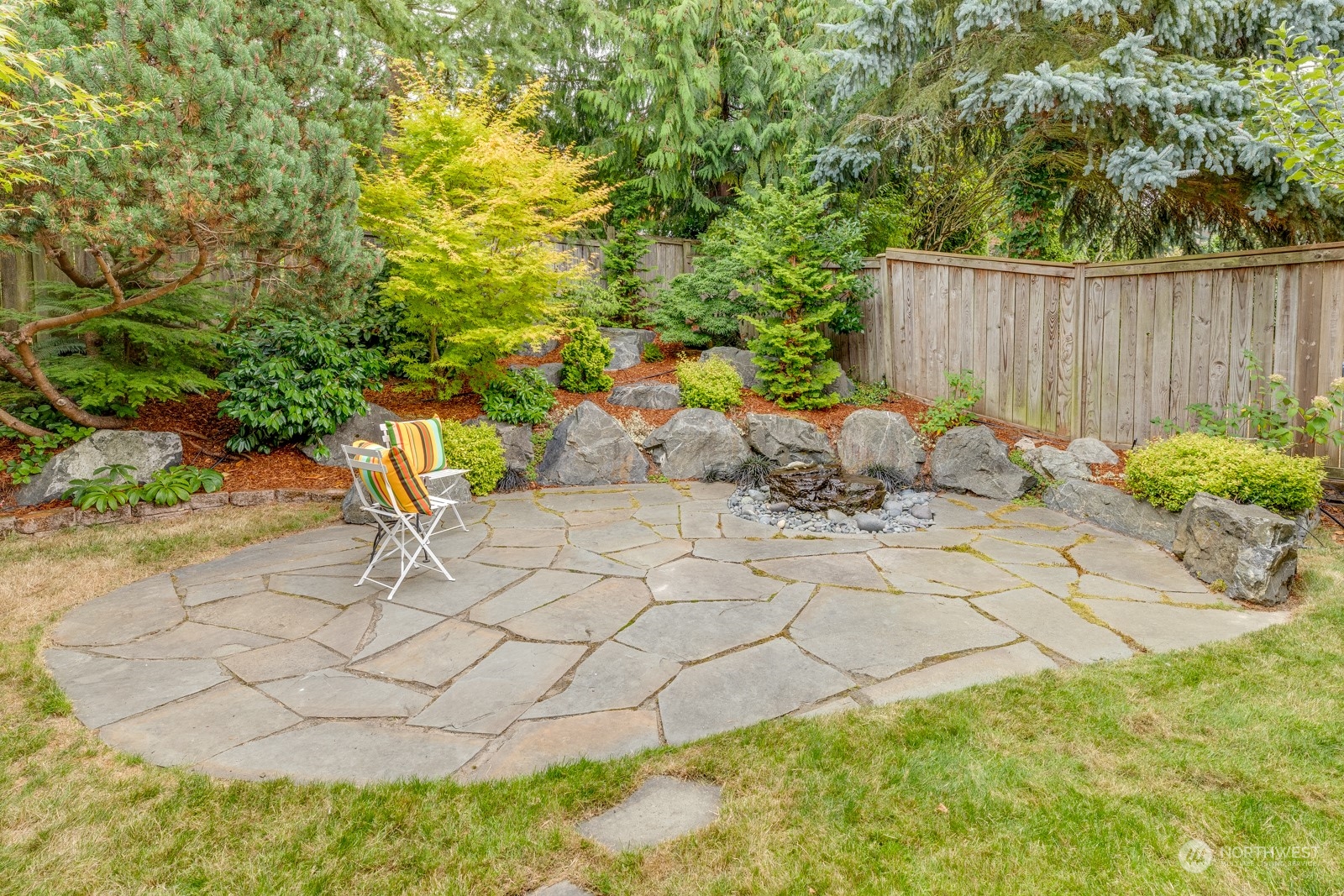 2415 Viewcrest Avenue Everett, WA 98203 - Photo 15 of 37 a backyard of a house with table and chairs