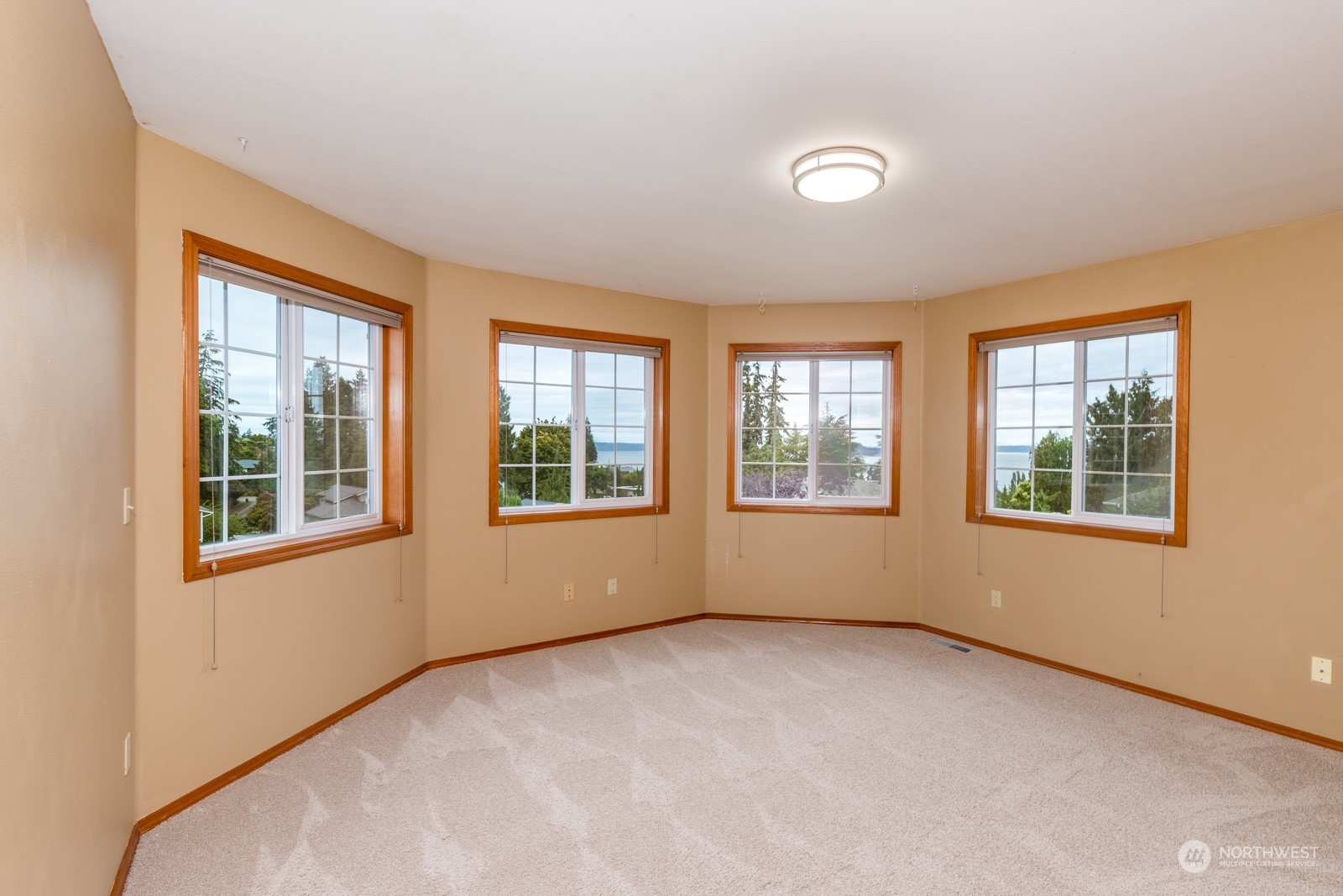 2415 Viewcrest Avenue Everett, WA 98203 - Photo 32 of 37 an empty room with windows