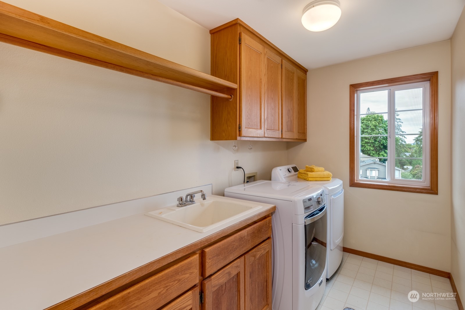 2415 Viewcrest Avenue Everett, WA 98203 - Photo 35 of 37 a utility room with dryer and washer