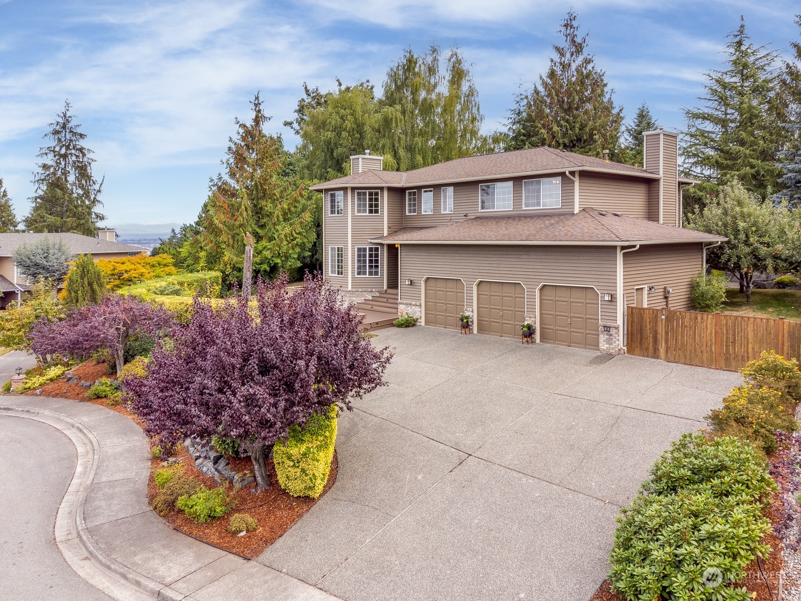 2415 Viewcrest Avenue Everett, WA 98203 - Photo 4 of 37 front view of a house with a yard