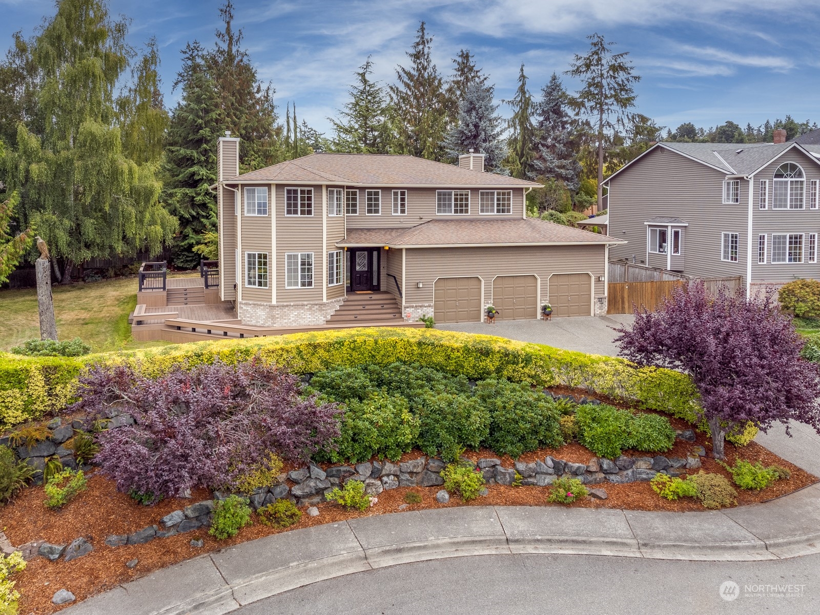 2415 Viewcrest Avenue Everett, WA 98203 - Photo 5 of 37 front view of a house with a yard