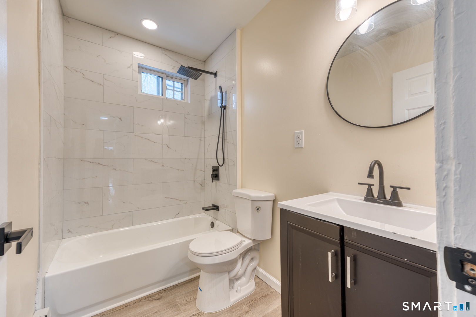 73 Cabot Street Hartford, CT 06112 - Photo 8 of 34 unit 73 2nd floor full bath