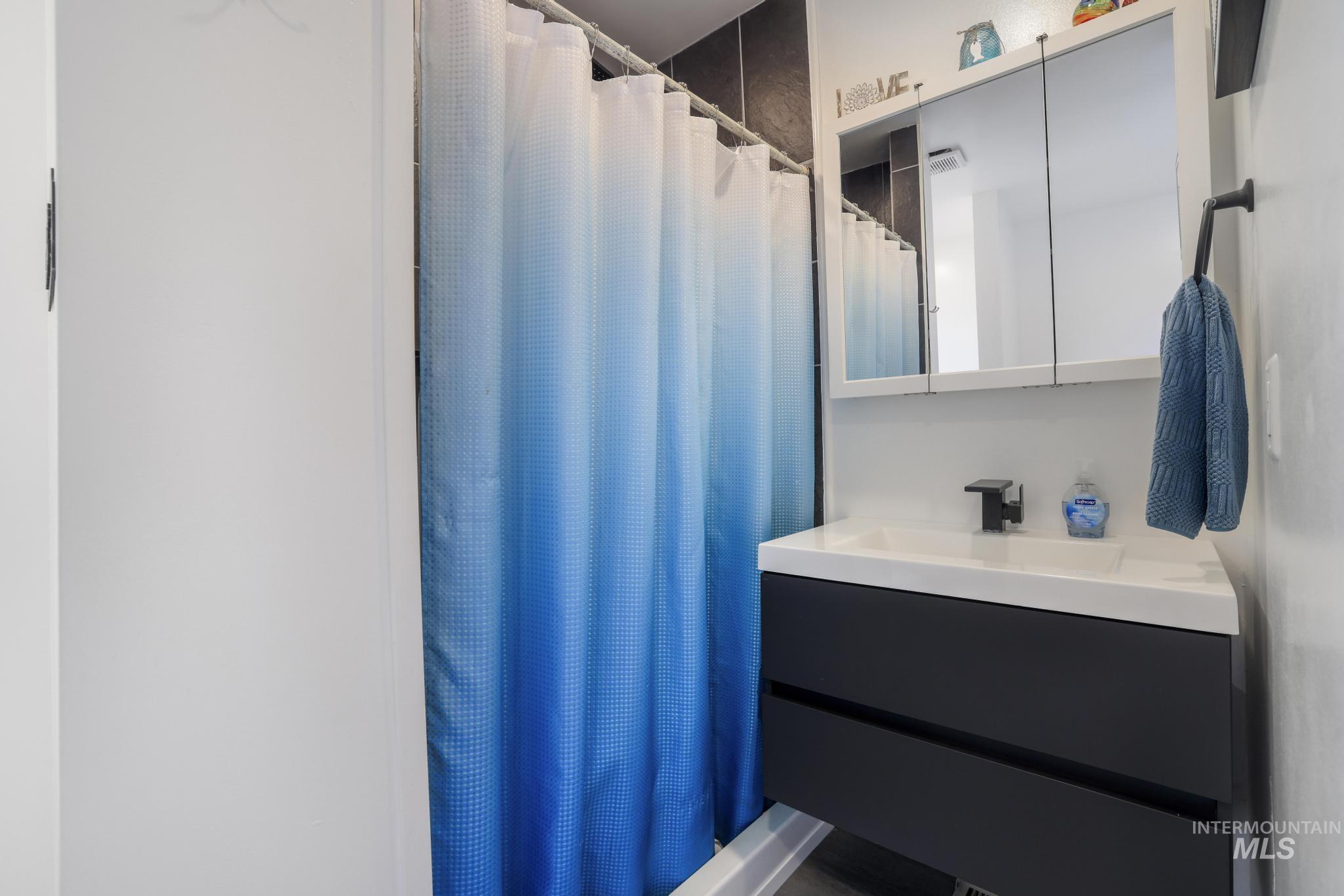 88 South 400 Road West Jerome, ID 83338 - Photo 27 of 31 Bathroom with a shower stall and vanity