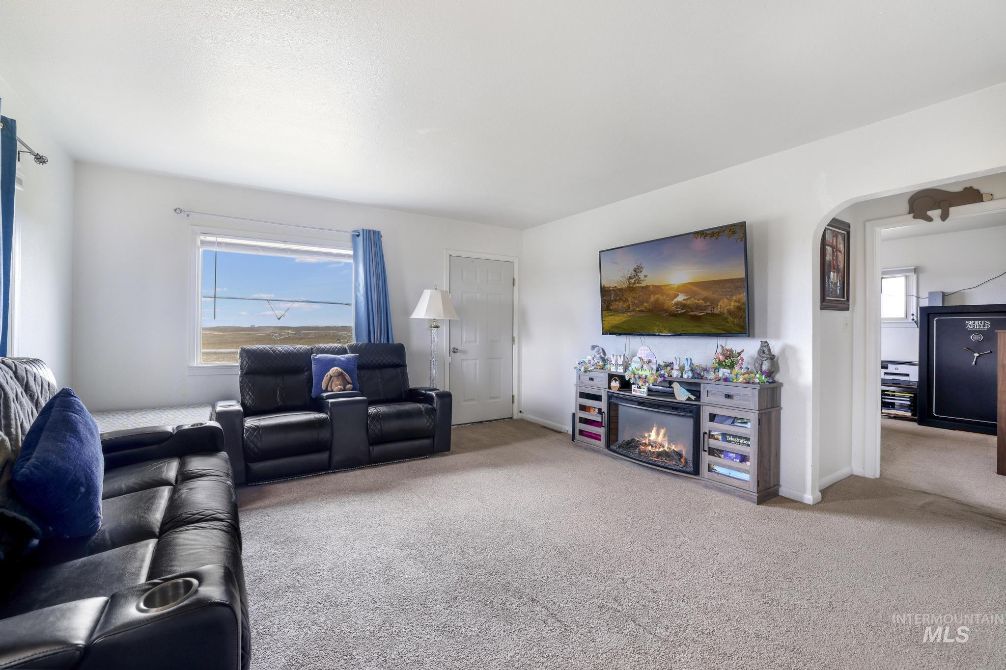 88 South 400 Road West Jerome, ID 83338 - Photo 10 of 31 Carpeted living room with arched walkways and baseboards