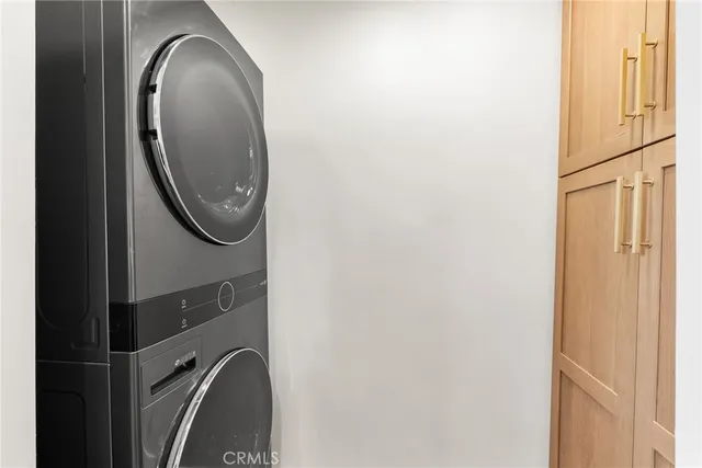 a close view of utility room with washer and dryer