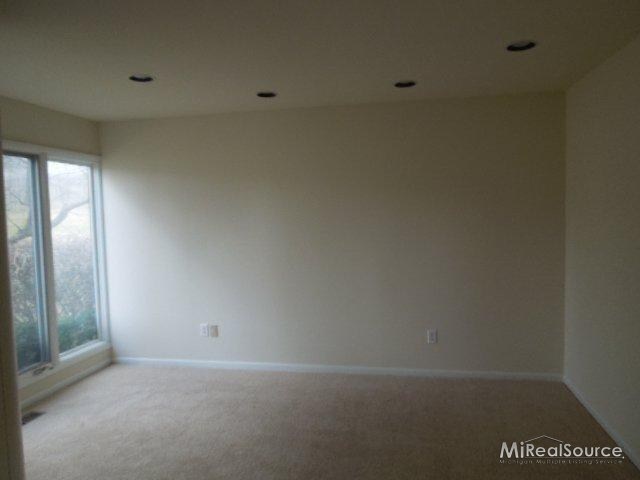 5590 Ridgewood Road West Bloomfield, MI 48322 - Photo 3 of 22 31154135-2.JPG