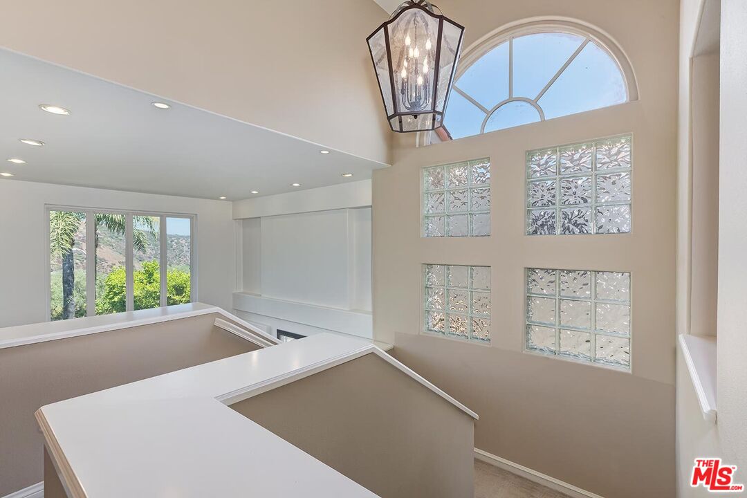 12683 Promontory Road Los Angeles, CA 90049 - Photo 19 of 41