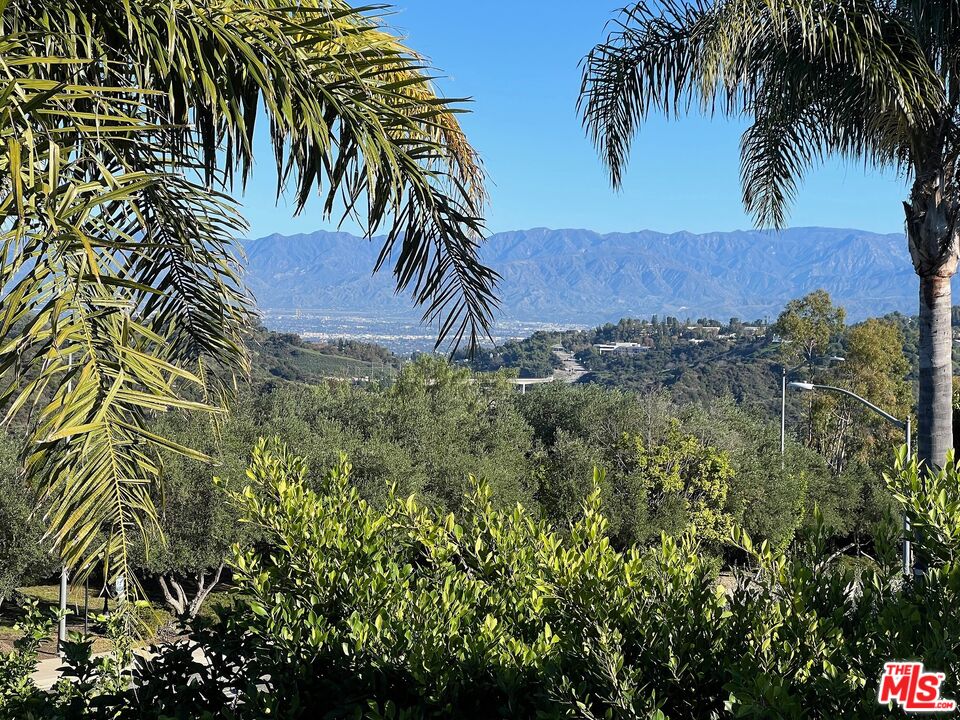 12683 Promontory Road Los Angeles, CA 90049 - Photo 26 of 41