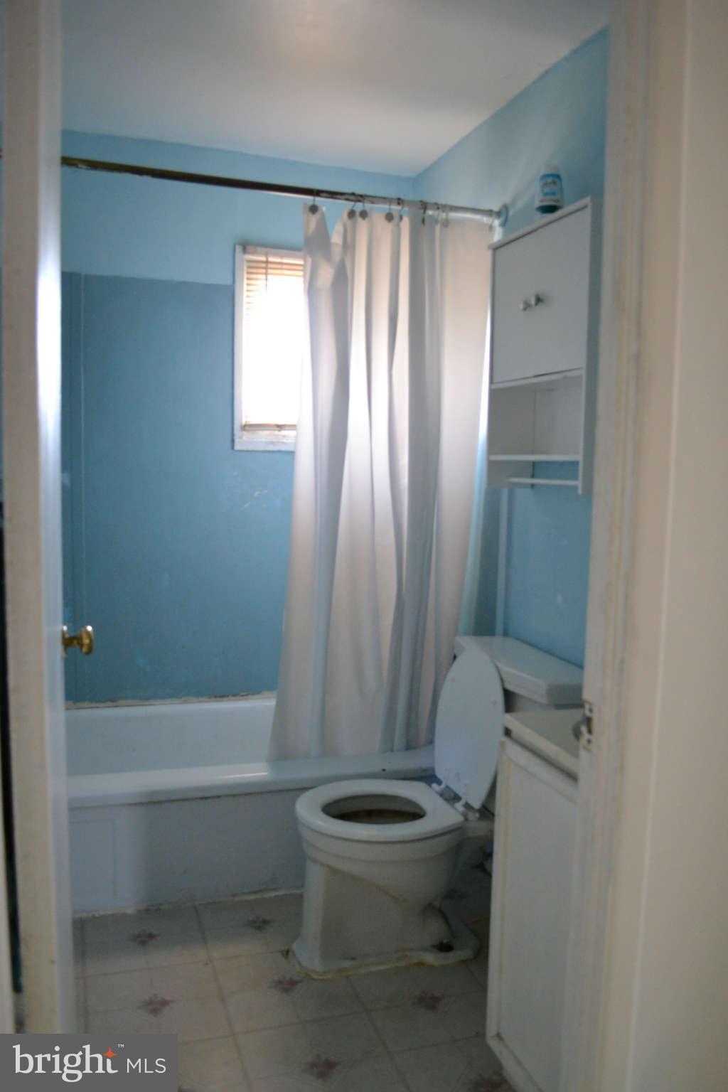 2055 Larkhall Road Baltimore, MD 21222 - Photo 5 of 12 Bath