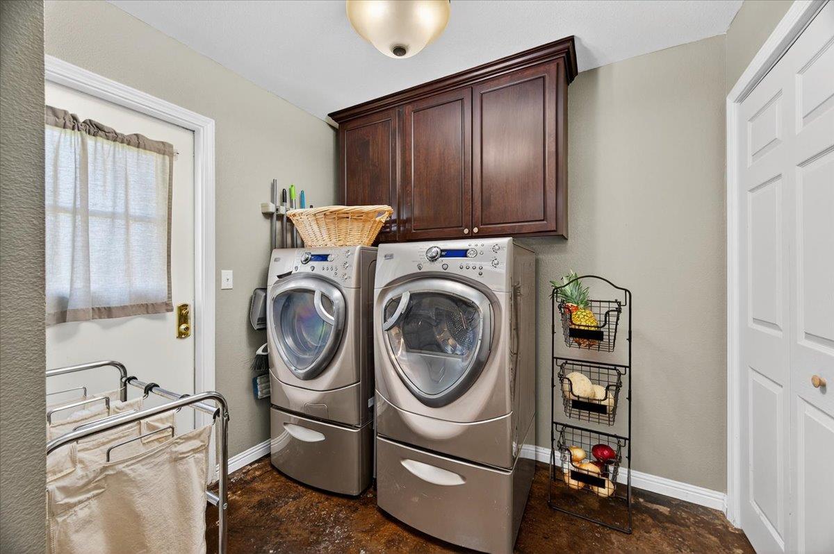35102 Quail Oak Road Auberry, CA 93602 - Photo 22 of 61 a utility room with dryer and washer