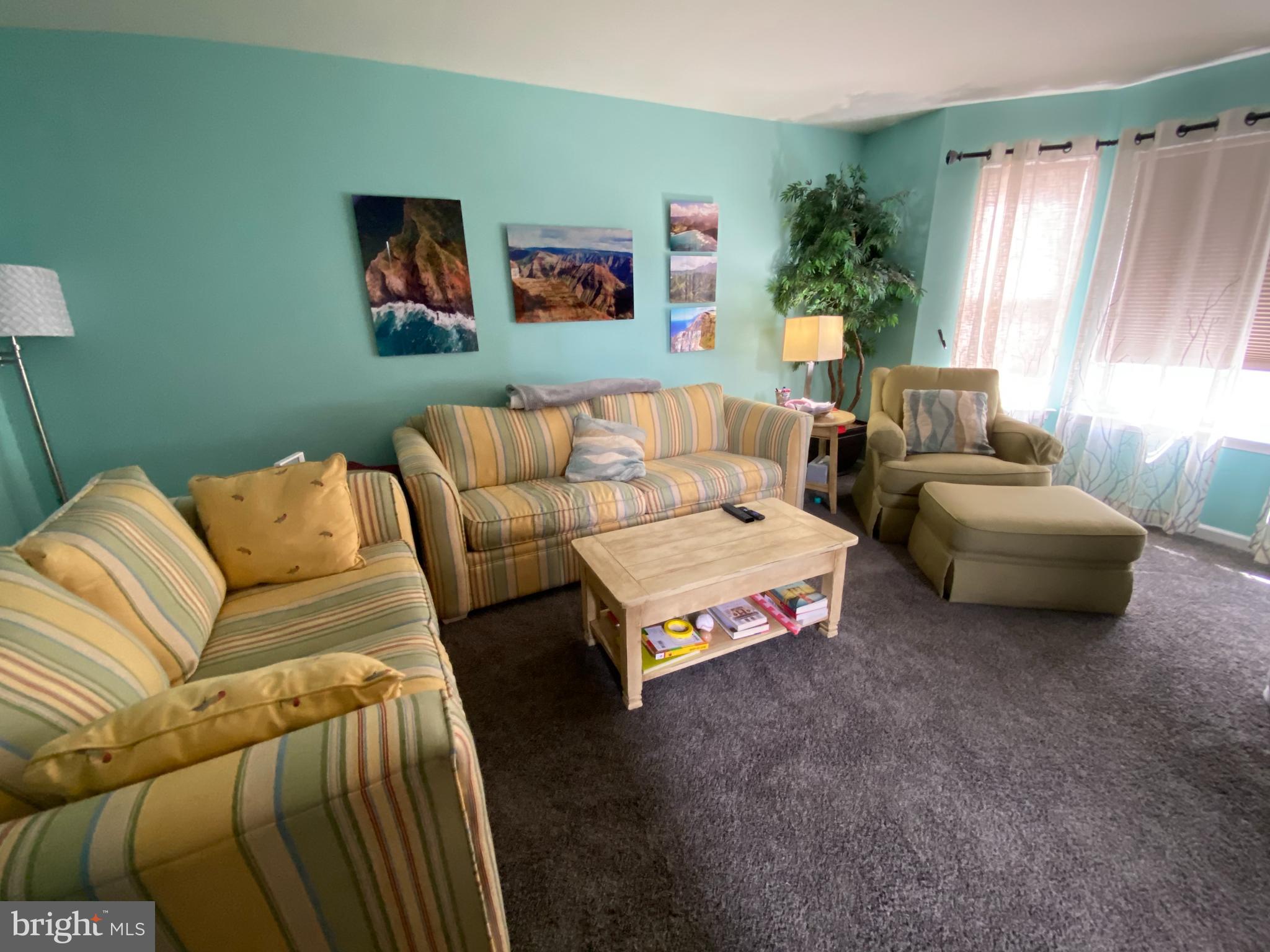 412 Rutledge Avenue Folsom, PA 19033 - Photo 7 of 34 Living Room