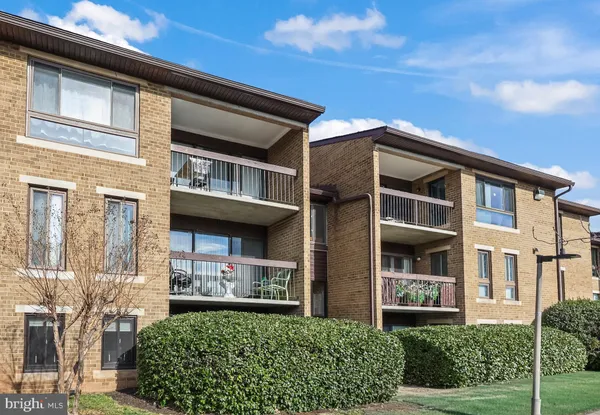 $2,300 | 549 Florida Avenue, Unit 201, Herndon, VA 20170