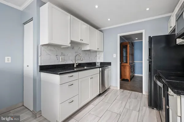 $2,300 | 549 Florida Avenue, Unit 201, Herndon, VA 20170