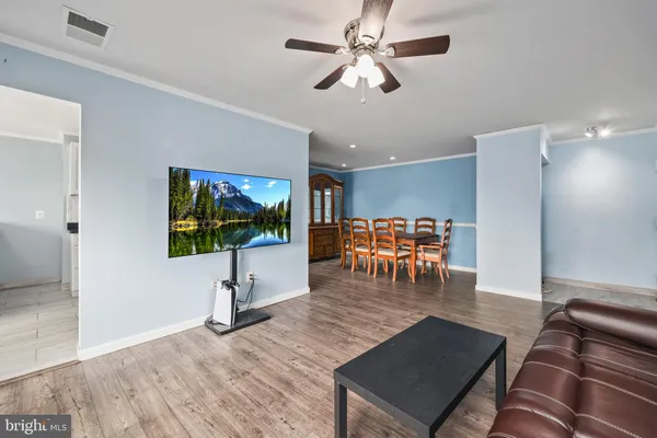 $2,300 | 549 Florida Avenue, Unit 201, Herndon, VA 20170