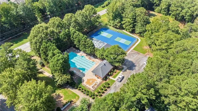 a view of yard with green space