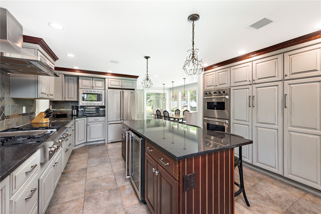 79 Ridge Road Bristol, RI 02809 - Photo 13 of 47 Kitchen with Viking appliances