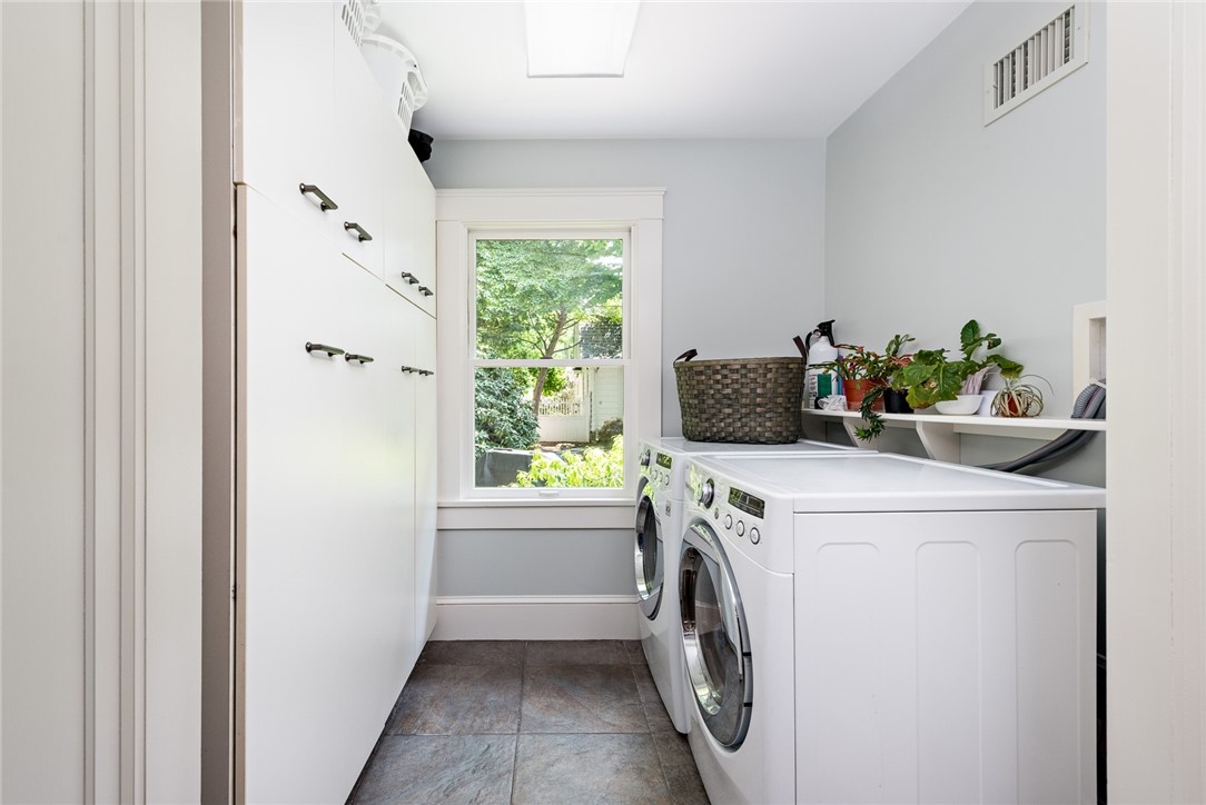 79 Ridge Road Bristol, RI 02809 - Photo 38 of 47 Laundry/Mudroom