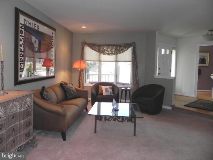 6927 Diana Road Baltimore, MD 21209 - Photo 18 of 26 Living Room