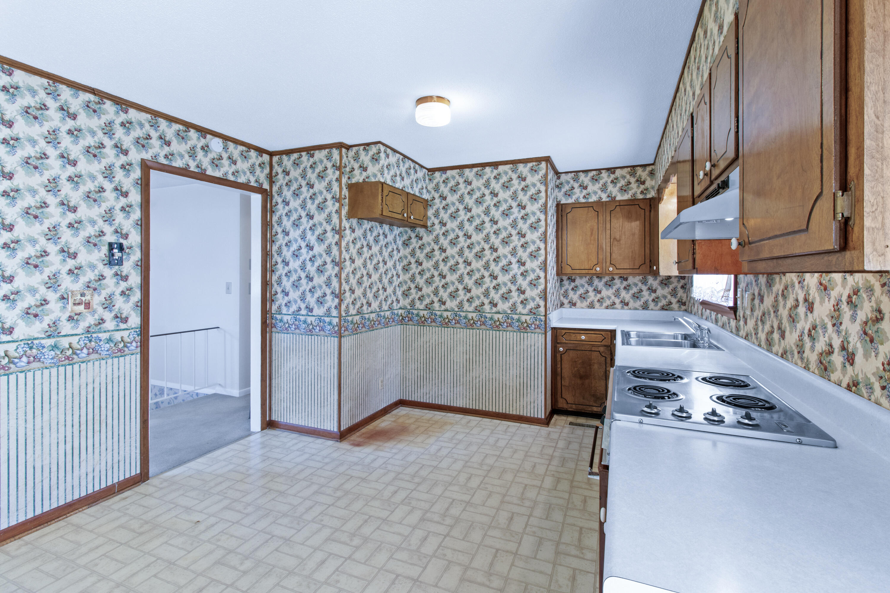8911 Drake Parkway Road Chattanooga, TN 37416 - Photo 12 of 48 Kitchen leading to living room