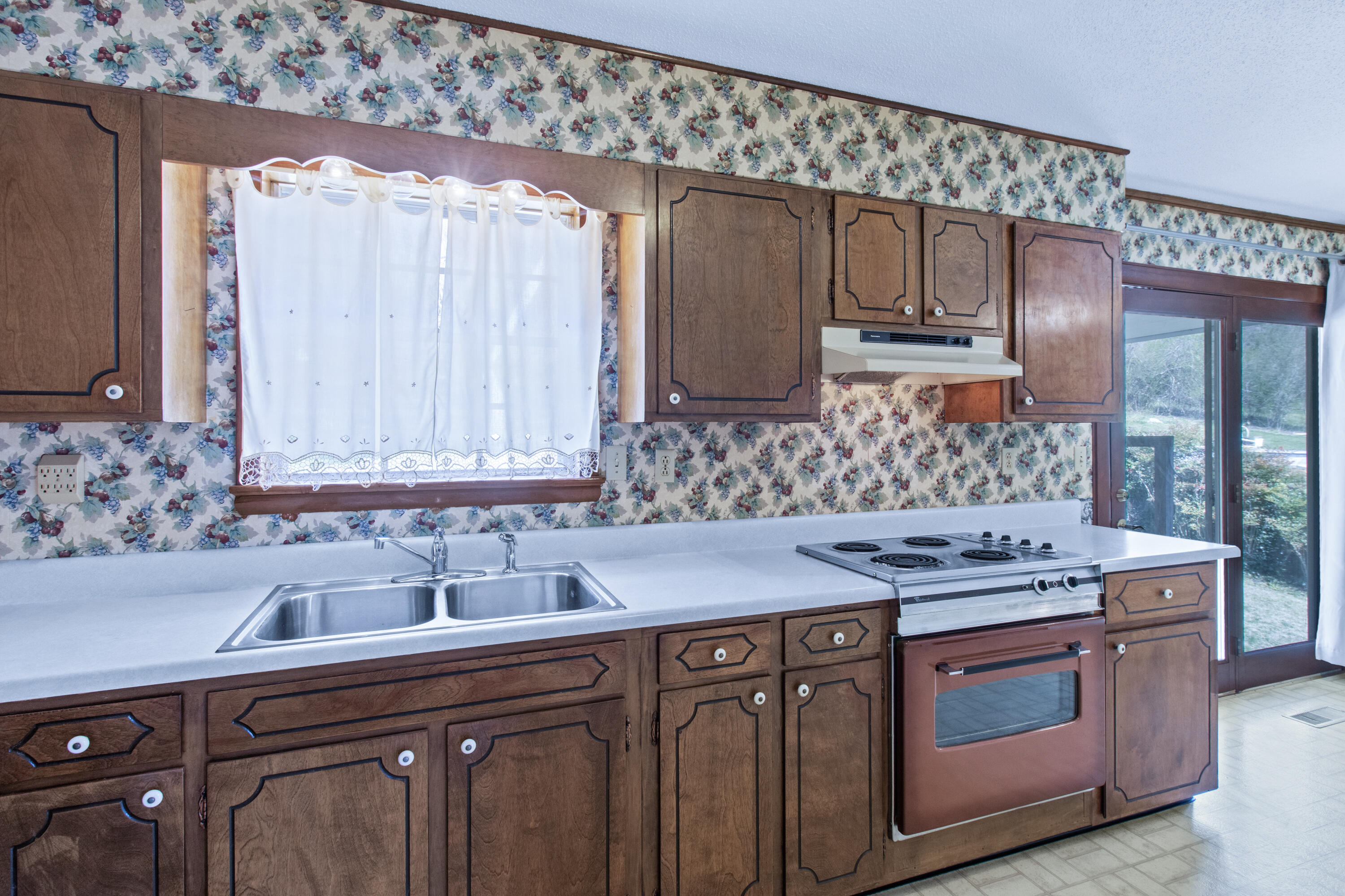 8911 Drake Parkway Road Chattanooga, TN 37416 - Photo 14 of 48 Spotless kitchen