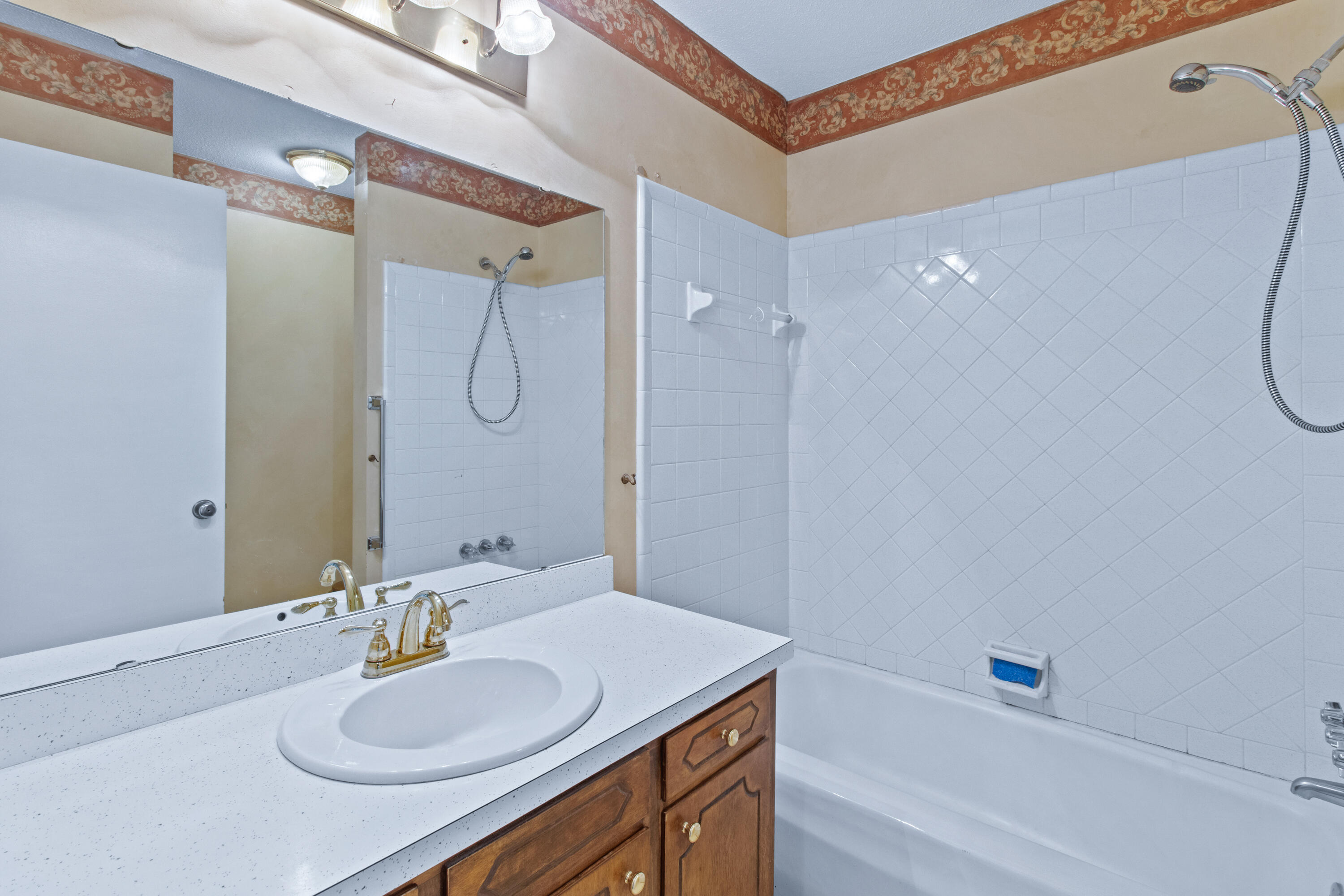 8911 Drake Parkway Road Chattanooga, TN 37416 - Photo 15 of 48 Shared hallway bath