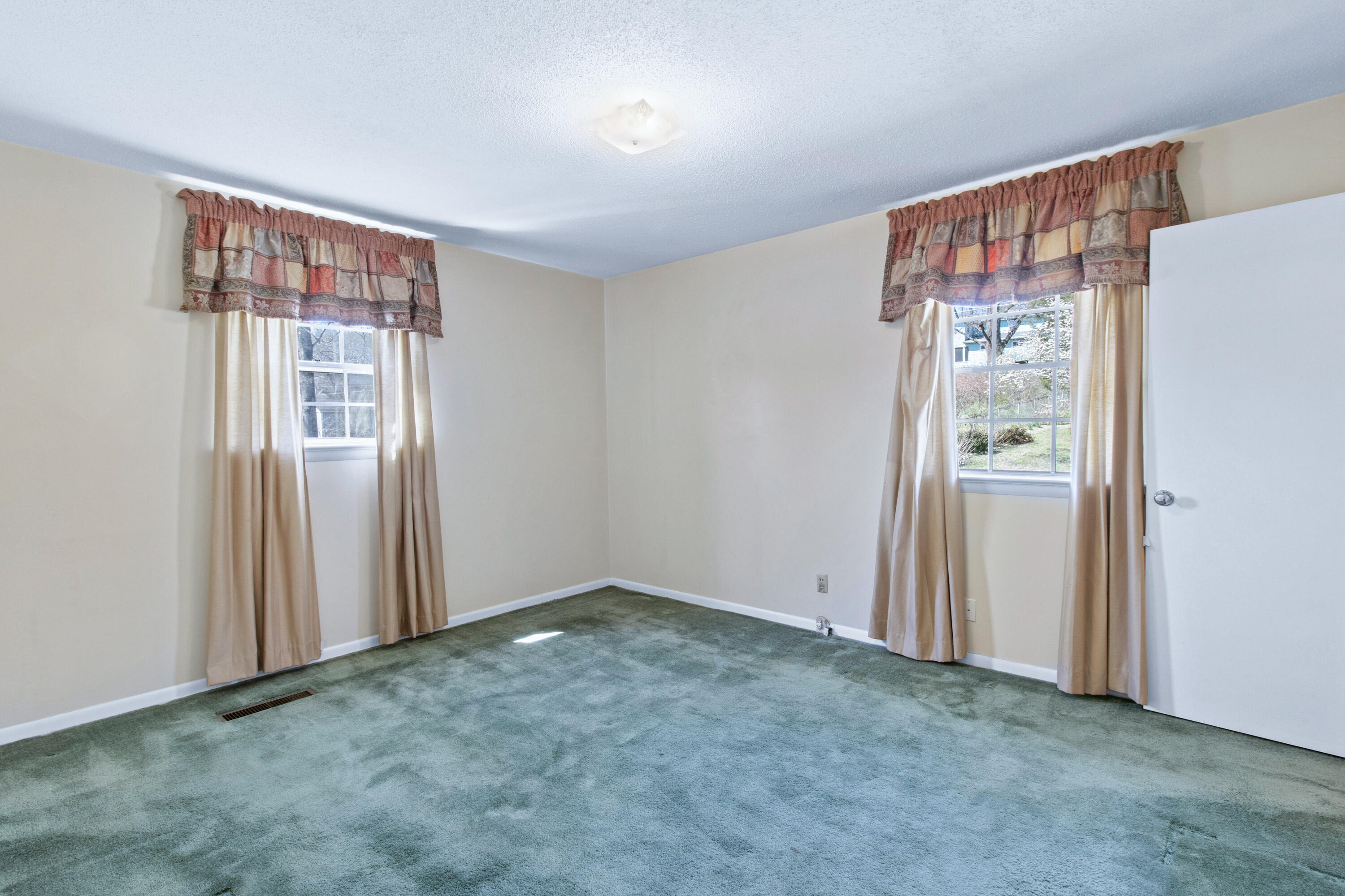 8911 Drake Parkway Road Chattanooga, TN 37416 - Photo 16 of 48 Primary bedroom with half bath