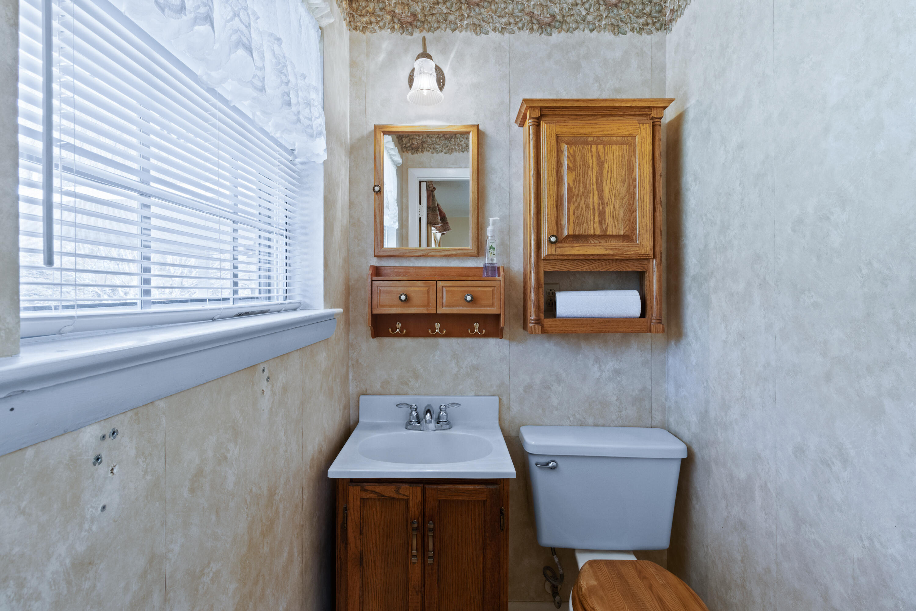 8911 Drake Parkway Road Chattanooga, TN 37416 - Photo 20 of 48 Half bath off primary bedroom