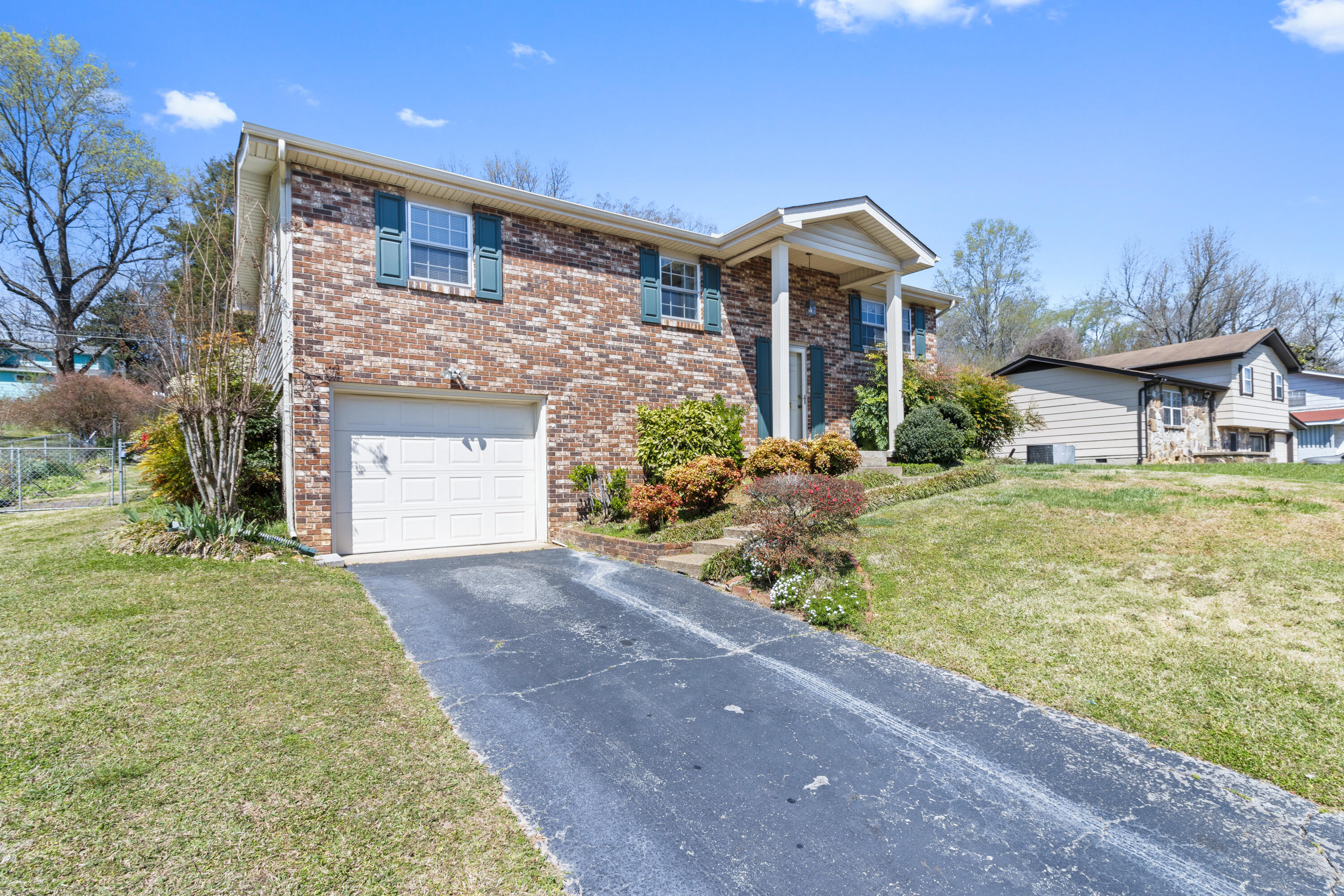 8911 Drake Parkway Road Chattanooga, TN 37416 - Photo 2 of 48 Well established landscapiung