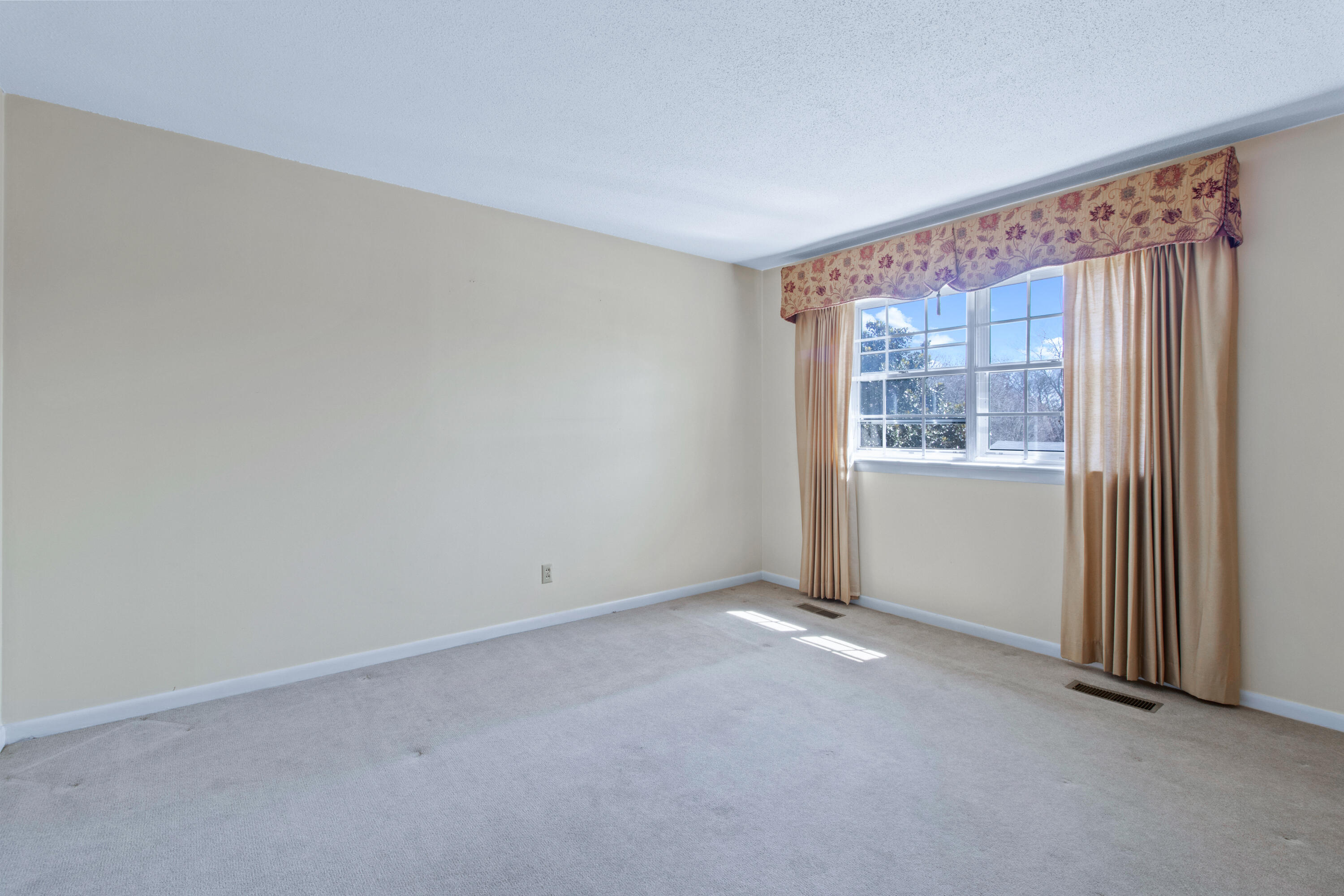 8911 Drake Parkway Road Chattanooga, TN 37416 - Photo 4 of 48 Front living room