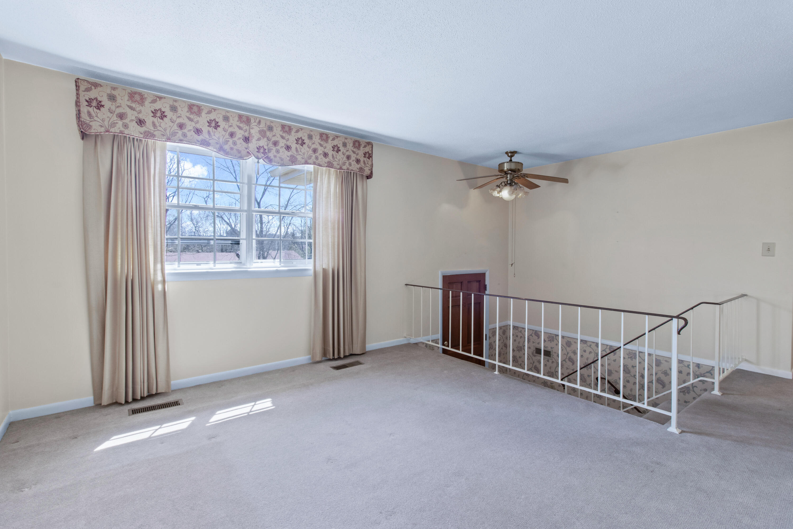 8911 Drake Parkway Road Chattanooga, TN 37416 - Photo 7 of 48 Another view of living room