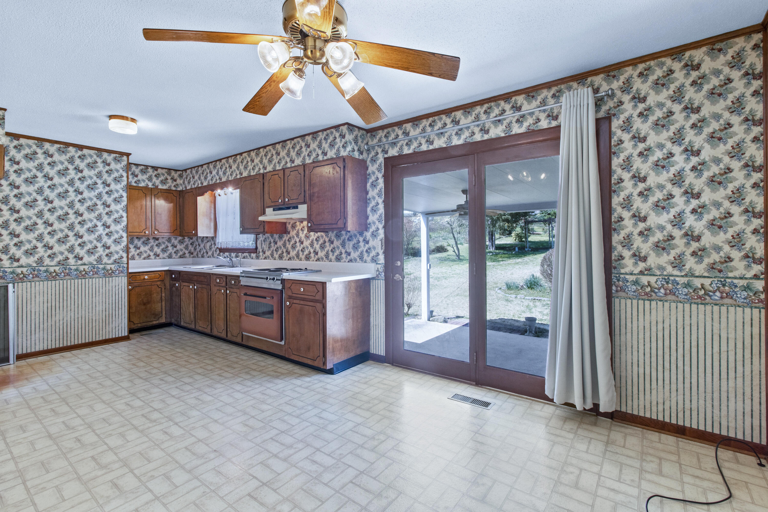8911 Drake Parkway Road Chattanooga, TN 37416 - Photo 9 of 48 Kitchen with view of backyard