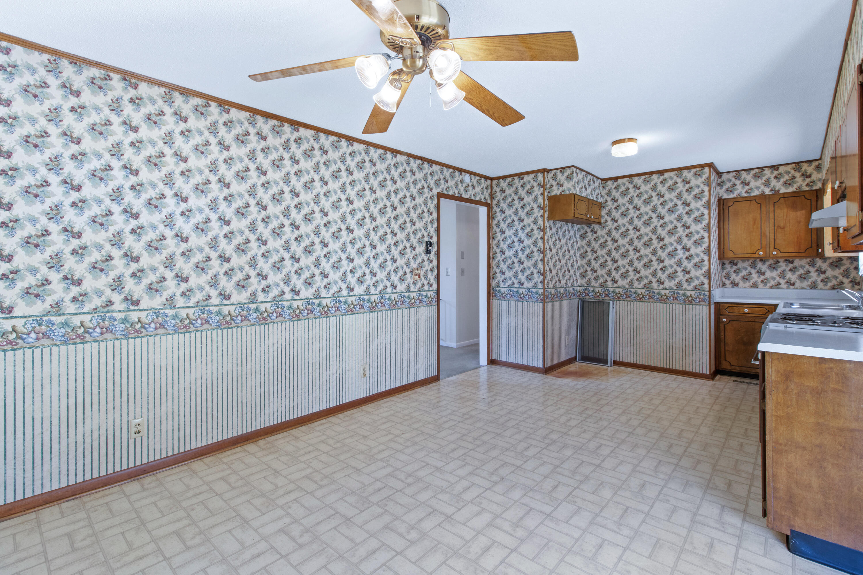 8911 Drake Parkway Road Chattanooga, TN 37416 - Photo 10 of 48 Another view of kitichen