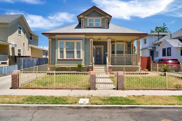 $300,000 | 220 North College Avenue, Fresno, CA 93701