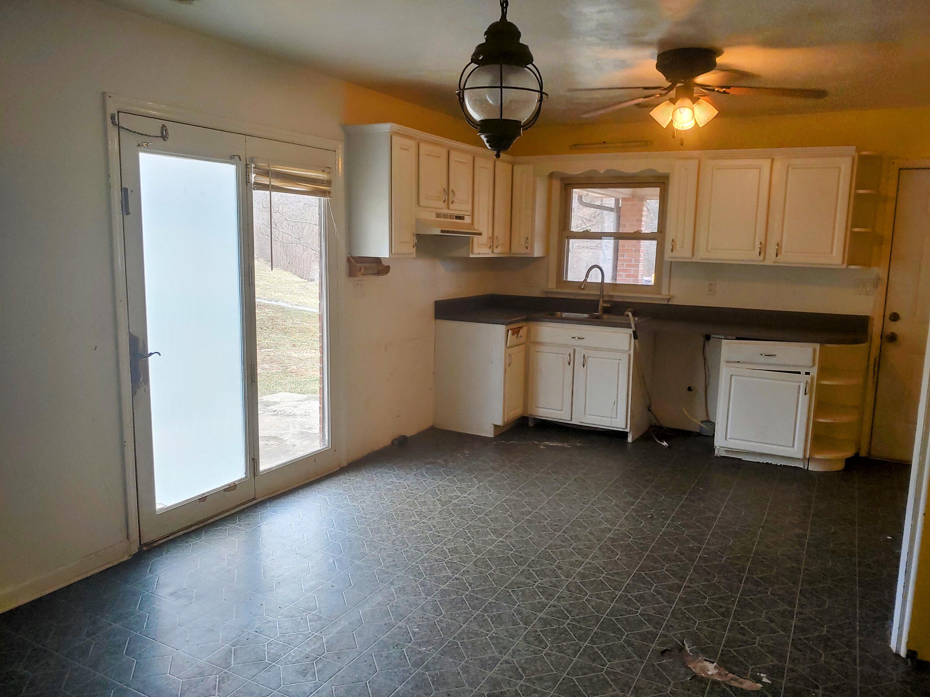 133 Springdale Road Pearisburg, VA 24134 - Photo 3 of 15 3