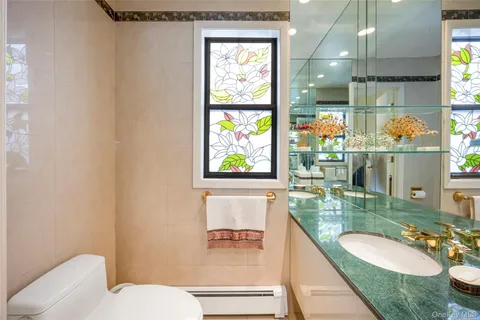 $850,000 | 27 Bond Street, Unit B, Great Neck, NY 11021