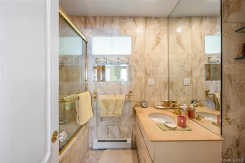 $850,000 | 27 Bond Street, Unit B, Great Neck, NY 11021