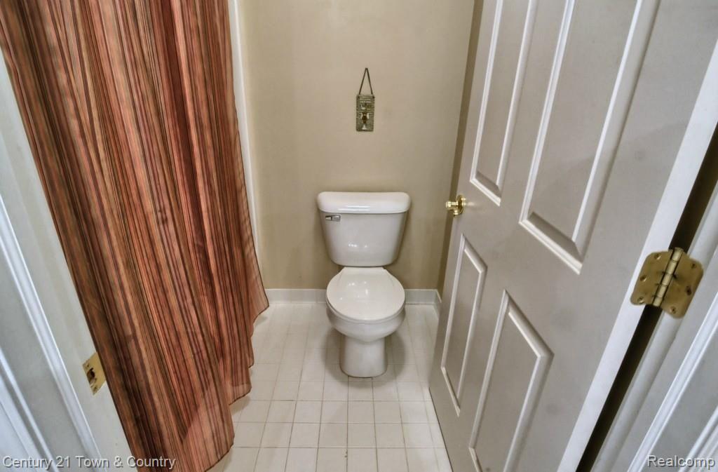 3807 Kaeleaf Road Lake Orion, MI 48360 - Photo 31 of 44 Jack_And_Jill_Bathroom_2nd_View.jpg