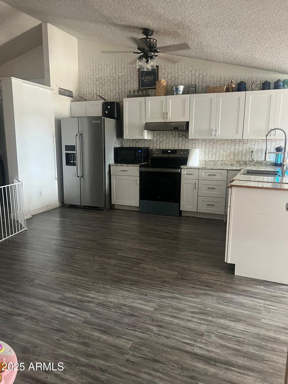 6901 West Monterey Way Phoenix, AZ 85033 - Photo 3 of 5 3