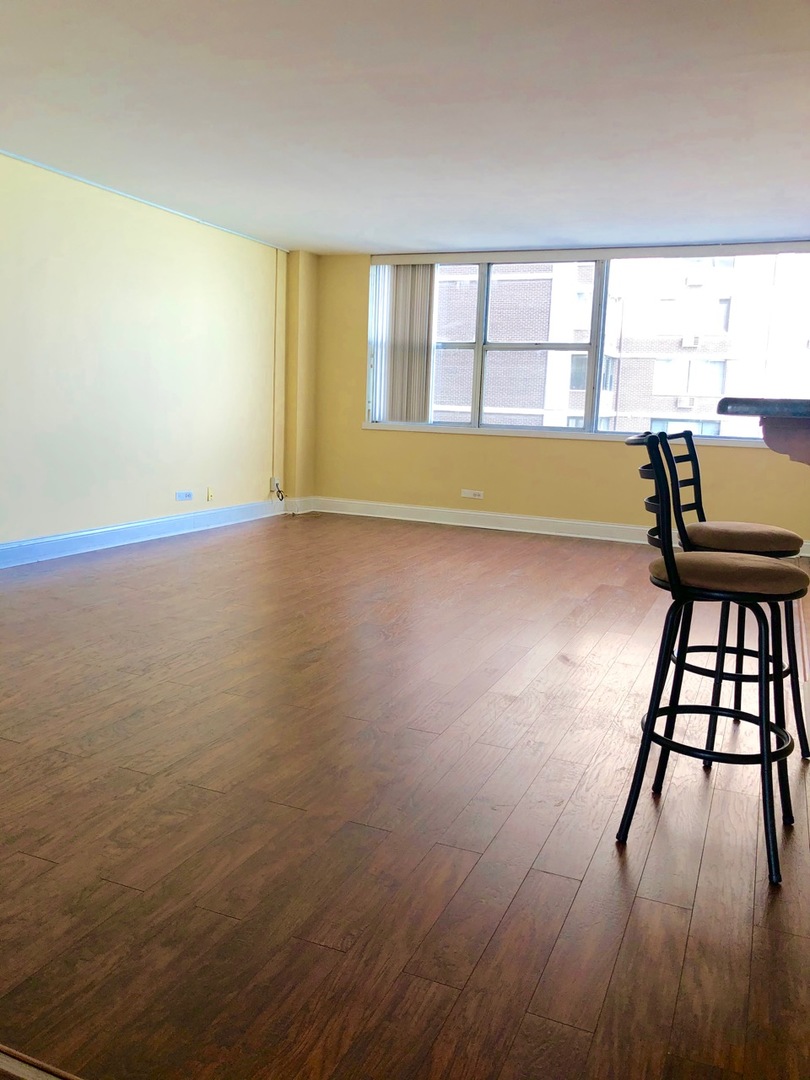 6301 North Sheridan Road, Unit 7O Chicago, IL 60660 - Photo 17 of 43 wooden floor in an empty room with a window
